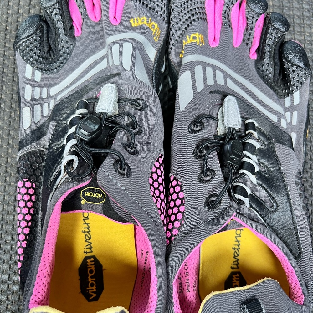 Swimming shoes